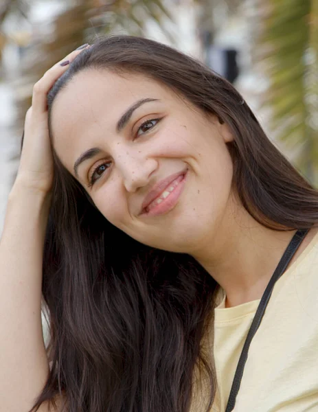 Junge 25 jährige Frau posiert auf portugiesisch für die Kamera — Stockfoto