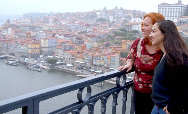 Portekiz 'de Porto' ya gezmeye giden iki kadın.