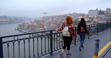 Porto 'daki Dom Luis Köprüsü' nde yürüyorum.