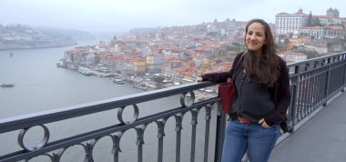 Porto 'daki Dom Luis Köprüsü' nde yürüyorum.