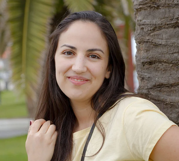 Молодая 25-летняя женщина позирует перед камерой в Португалии — стоковое фото