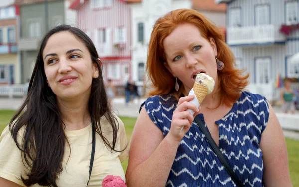 Jíst zmrzlinu na letních prázdninách v Portugalsku — Stock fotografie