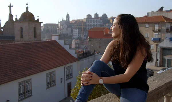 Vacker flicka i staden Porto — Stockfoto