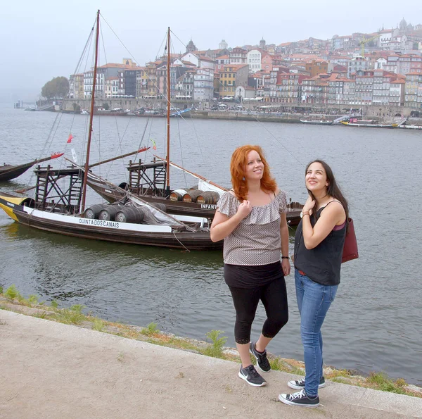 Dos chicas exploran la ciudad de Oporto en Portugal — Foto de Stock