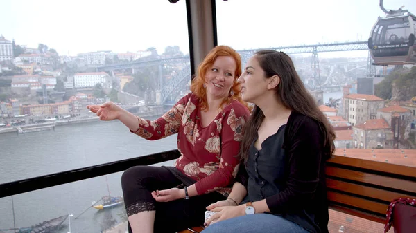 Deux filles explorent la ville de Porto au Portugal — Photo
