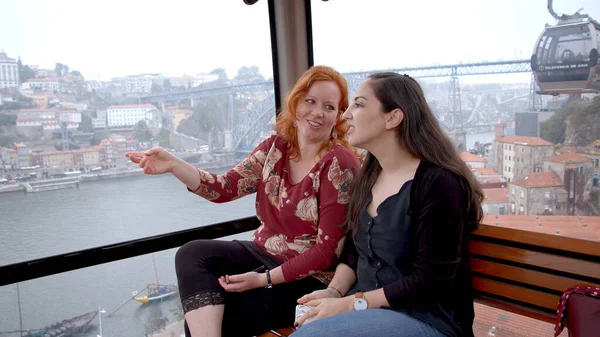 Dos chicas exploran la ciudad de Oporto en Portugal — Foto de Stock