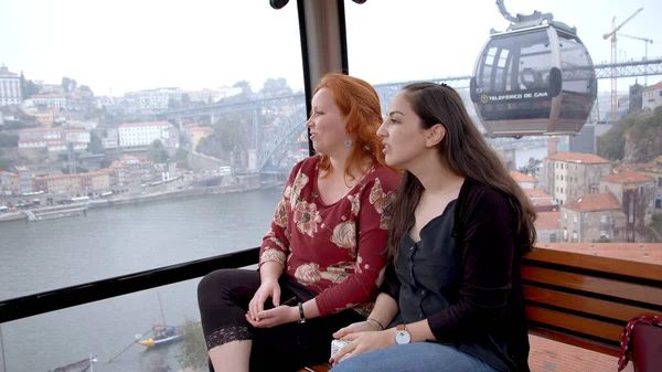 Touristes dans le téléphérique de Gaia dans la ville de Porto — Photo