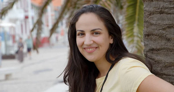 葡萄牙25岁的年轻女子在镜头前摆姿势 — 图库照片