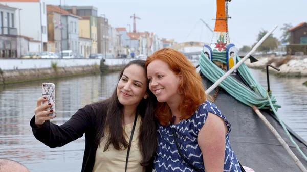 Deux jeunes femmes dans la ville d'Aveiro au Portugal — Photo