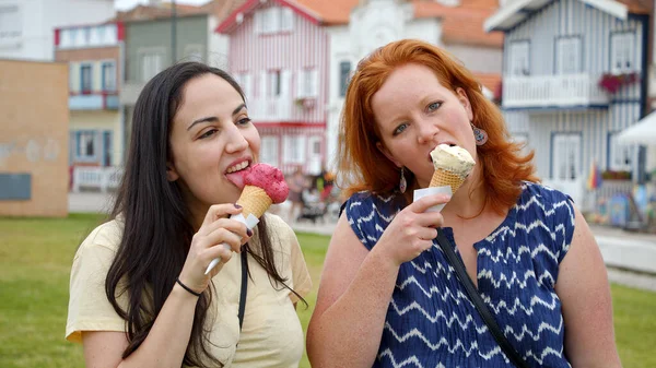 Dva přátelé navštívit vesnici Costa Nova v Portugalsku — Stock fotografie