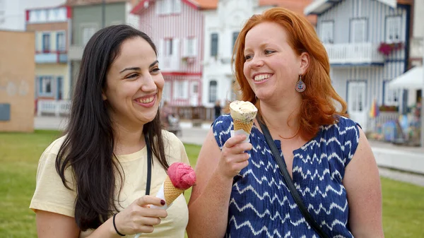 Jíst zmrzlinu na letních prázdninách v Portugalsku — Stock fotografie