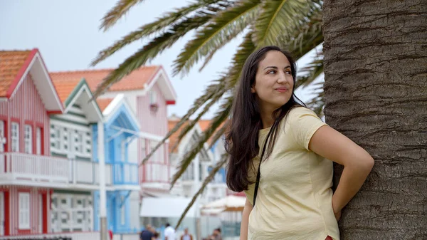 Junge 25 jährige Frau posiert auf portugiesisch für die Kamera — Stockfoto