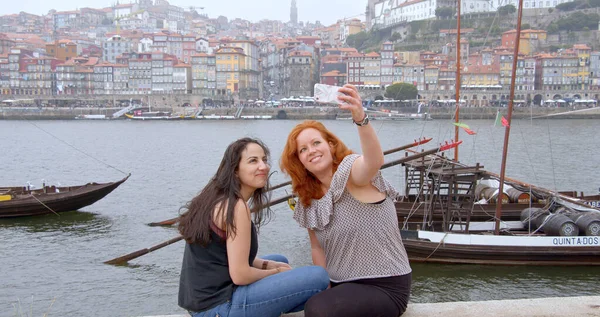 Deux filles explorent la ville de Porto au Portugal — Photo