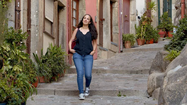 Giovane donna viaggia a Porto per visitare la città in Portogallo — Foto Stock