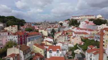 Lizbon 'daki Alfama Tepesi, yukarıdan insansız hava aracı görüntüleri.