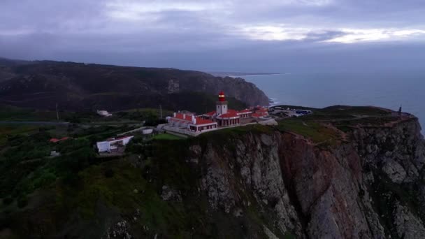 ロカと呼ばれるポルトガルのロカ岬の灯台 空中ドローン映像 — ストック動画