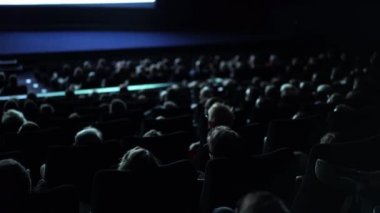 Sinemadaki insanlar - Sinema salonundaki film performansı