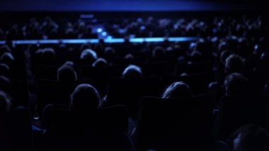 Bir sinemada büyük bir kalabalık - bir sinemada sinema performansı