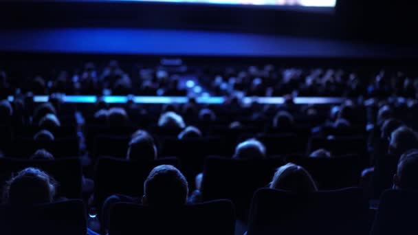 Large crowd of people in a movie theater - cinema — Stock Video