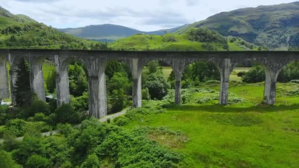 Glenfinnan viadukt Skócia hegyvidékein — Stock videók