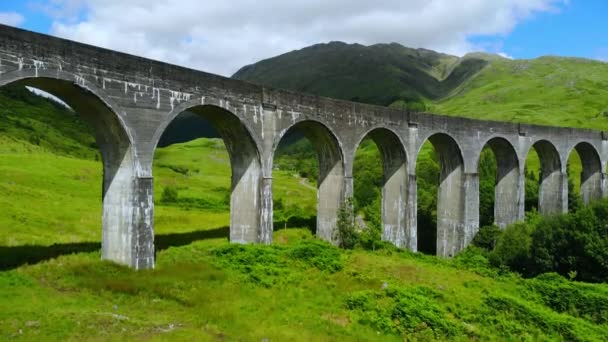 De Schotse Hooglanden - het beroemde Glenfinnan viaduct — Stockvideo