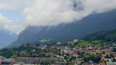Avusturya 'daki Innsbruck şehrinde bulutlar - panoramik manzara