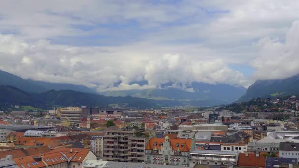 Stadt Innsbruck in Österreich - Rundblick — Stockvideo