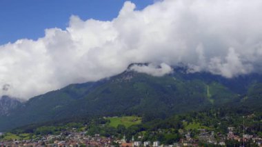 Avusturya 'daki Innsbruck şehrinde bulutlar - panoramik manzara