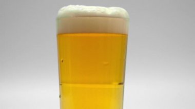 Ağır çekimde yarım litre taze bira.