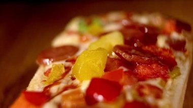 Fırından yeni çıkmış sıcak pizza. Yakın çekim.