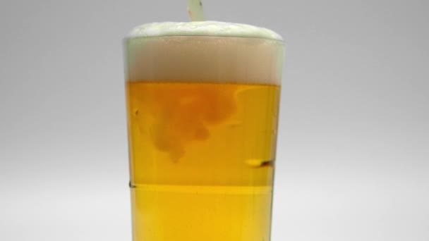 Стакан свежего пива в замедленной съемке — стоковое видео