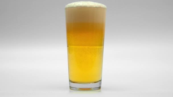 Стакан свежего пива в замедленной съемке — стоковое видео