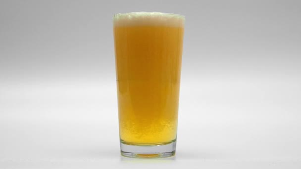 Egy pohár friss sör lassított felvételben. — Stock videók