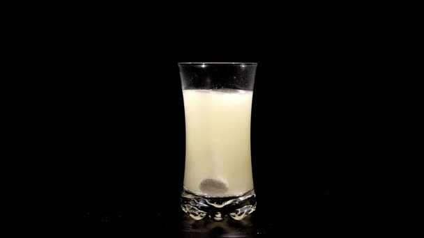 Fizzy tablet in een glas water — Stockvideo