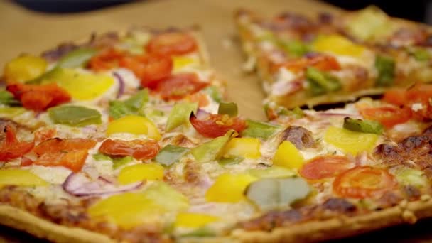 Pizza vegetariana recién horneada en un plato de madera — Vídeo de stock