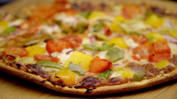 Baked vegetarian pizza - fresh from the oven — Stock Video