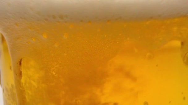 Макрошот свежего пива в замедленной съемке — стоковое видео