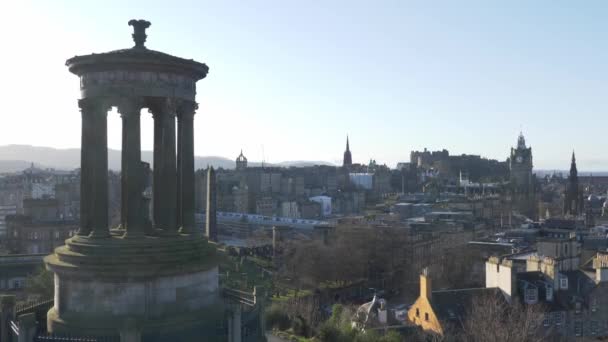 Panoramisch uitzicht over Edinburgh vanaf Calton Hill — Stockvideo
