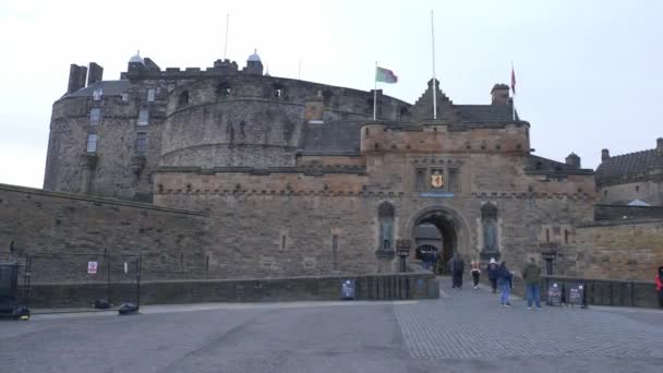 Edinburgh Castle auf Castlehill im historischen Viertel von Edinburgh — Stockvideo
