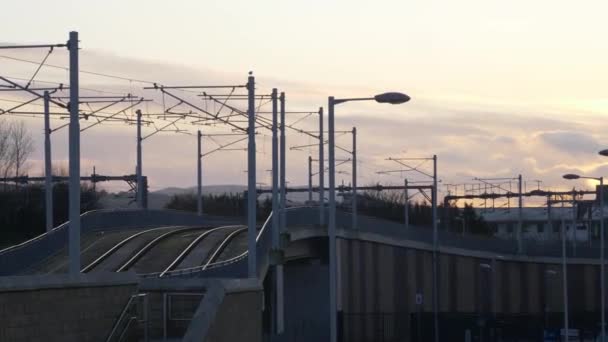 Pistes de tramway dans la ville d'Édimbourg - EDINBURGH, ÉCOSSE - 10 JANVIER 2020 — Video