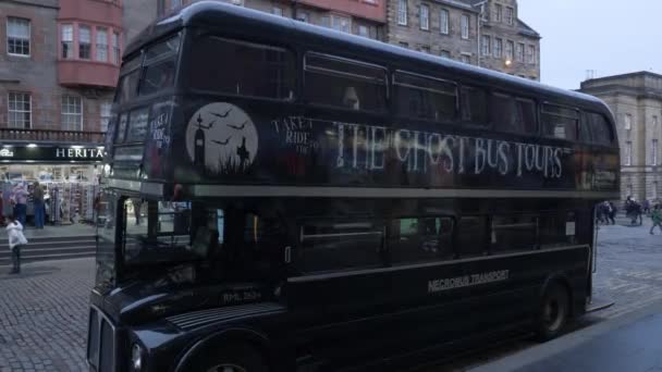 Spökbuss i staden Edinburgh - EDINBURGH, SCOTLAND - 10 januari 2020 — Stockvideo