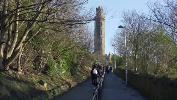 Famoso Calton Hill en Edimburgo - EDIMBURGO, ESCOLANDIA - 10 DE ENERO DE 2020 — Vídeo de stock