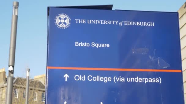 Universität Edinburgh - Bristo Square - Edinburgh, Schottland - 10. Januar 2020 — Stockvideo