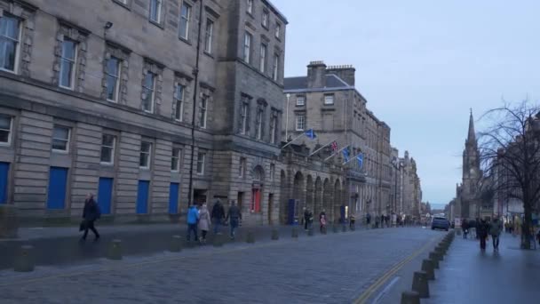 Famous Royal Mile in Edinburgh - EDINBURGH, SCOTLAND - JANUARY 10, 2020 — Stock Video