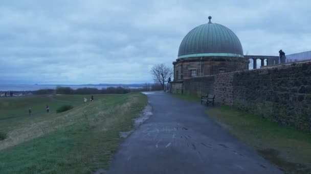 Calton Hill i Edinburgh är ett populärt ställe - Edinburgh, Skottland - 10 januari 2020 — Stockvideo