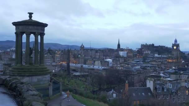 Letecký pohled na Edinburgh z Calton Hill - Edinburgh, Skotsko - 10. ledna 2020 — Stock video