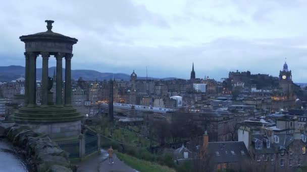 Vista aérea sobre Edimburgo de Calton Hill - EDINBURGH, SCOTLAND - JANEIRO 10, 2020 — Vídeo de Stock