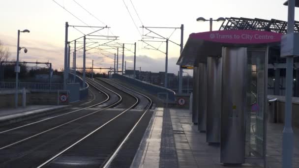 Tram tracks in the city of Edinburgh - EDINBURGH, SCOTLAND - JANUARY 10, 2020 — Stock Video