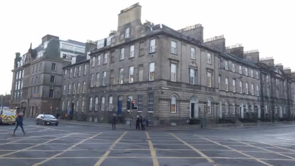 Street corner en Edimburgo Escocia - EDIMBURGO, ESCOLANDIA - 10 DE ENERO DE 2020 — Vídeo de stock