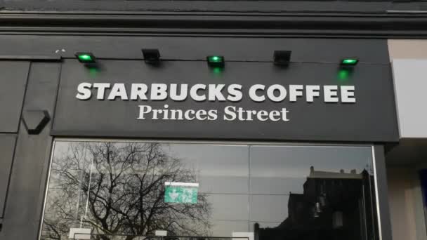 Starbucks Coffee at Princes Street - EDINBURGH, SCOTLAND - Június 10, 2020 — Stock videók